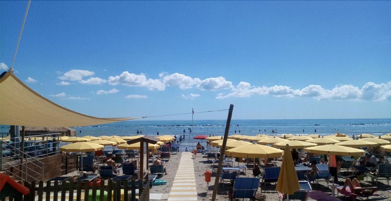 Hotel Holiday Martinsicuro Esterno foto