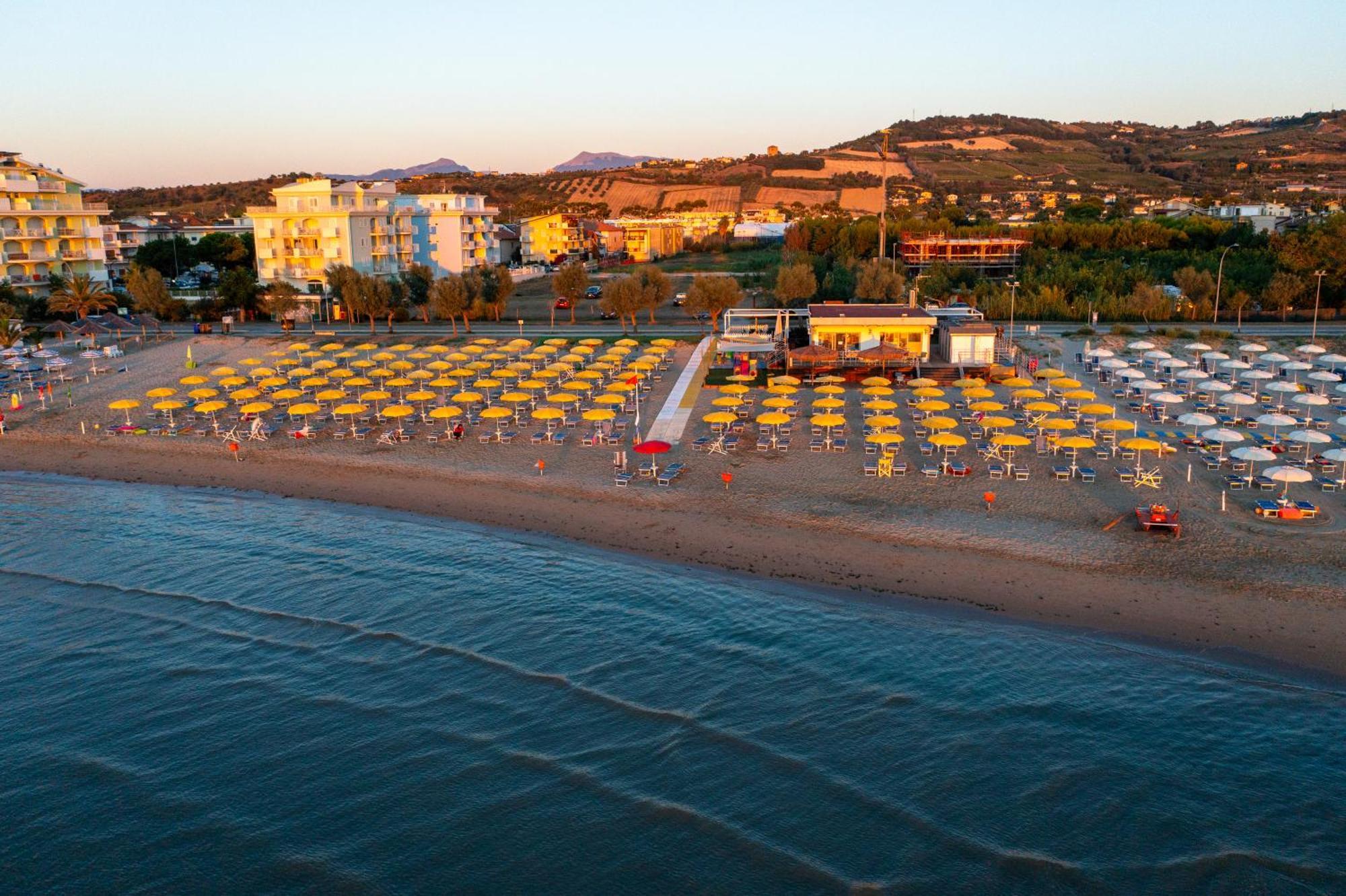 Hotel Holiday Martinsicuro Esterno foto