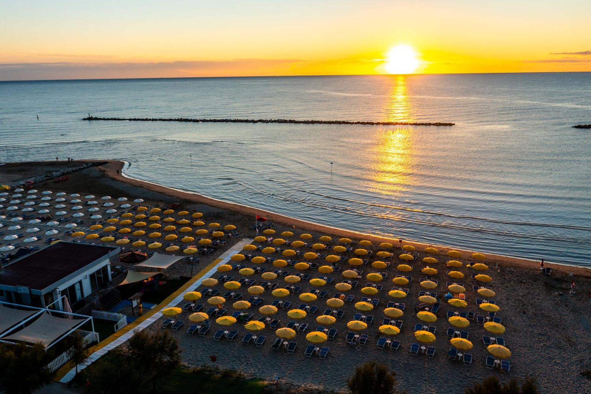 Hotel Holiday Martinsicuro Esterno foto