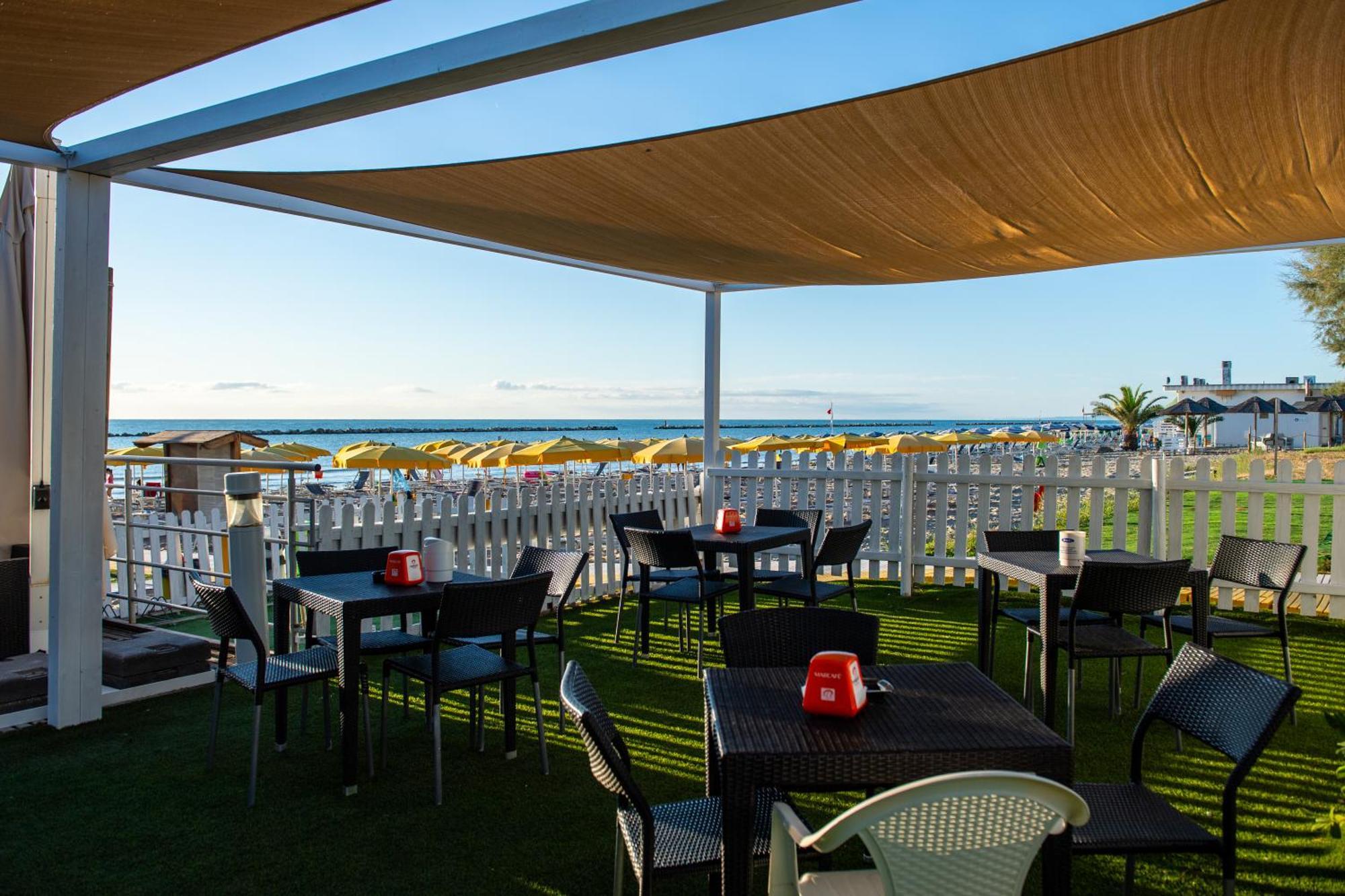 Hotel Holiday Martinsicuro Esterno foto