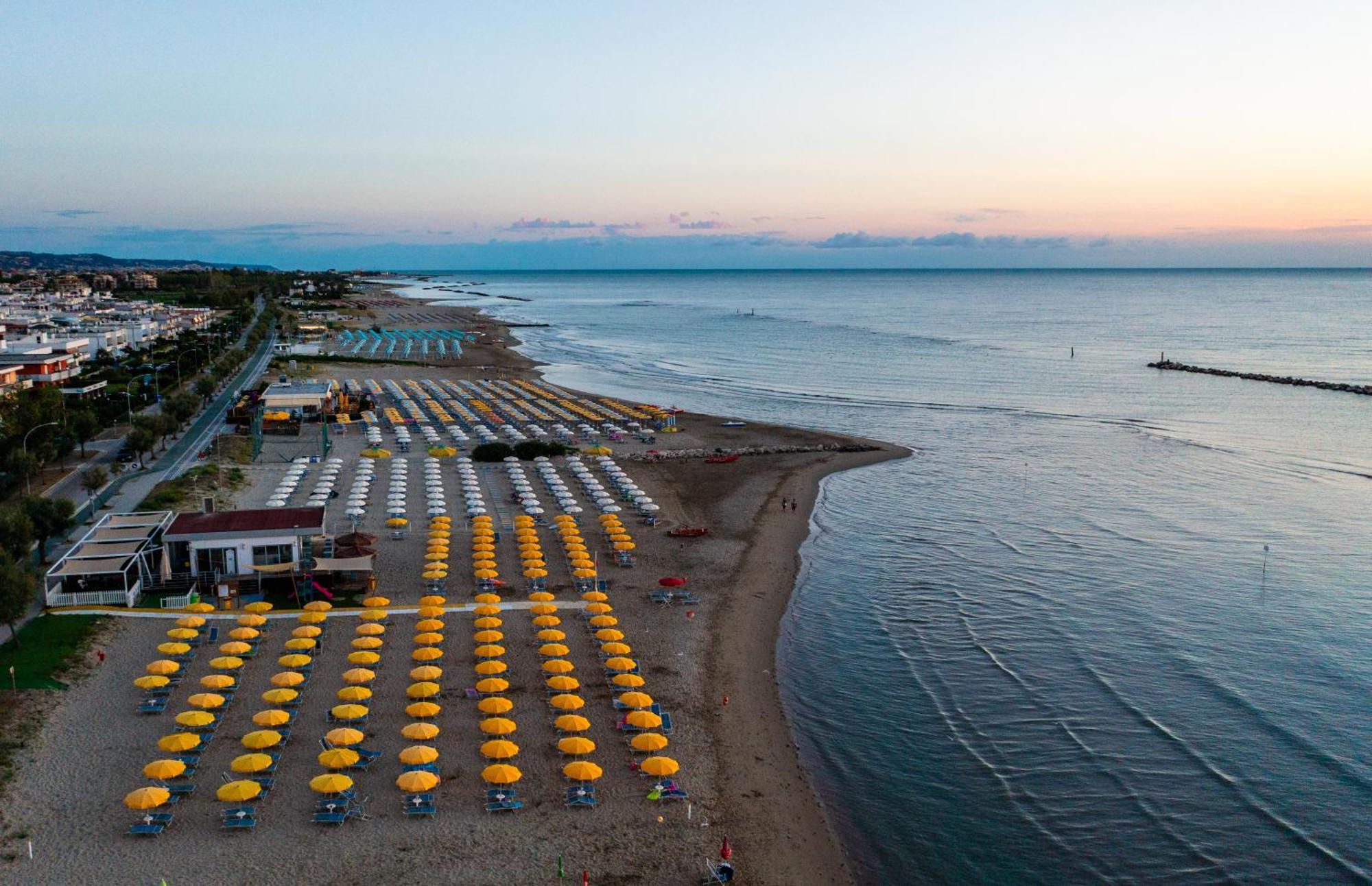 Hotel Holiday Martinsicuro Esterno foto