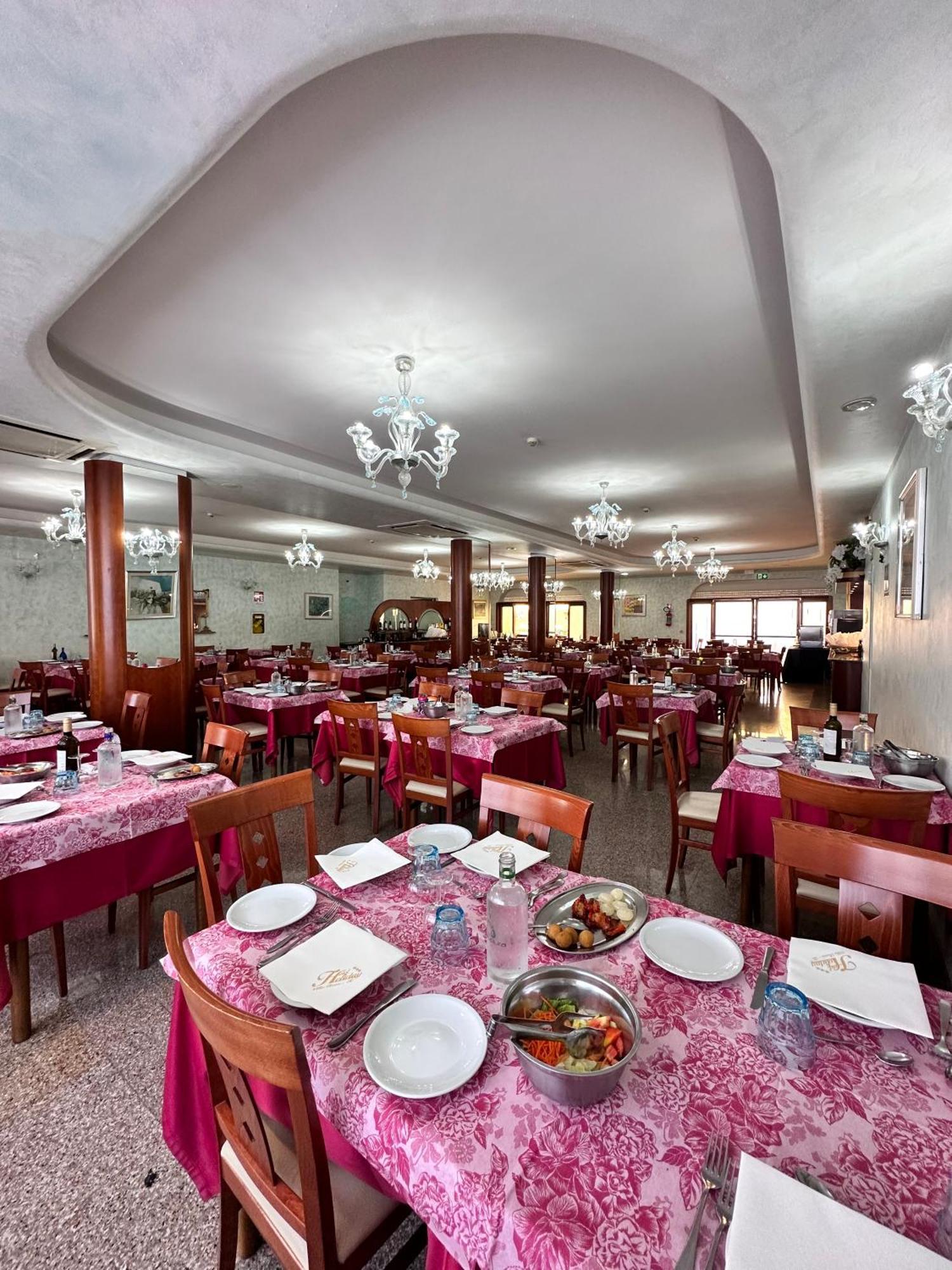 Hotel Holiday Martinsicuro Esterno foto