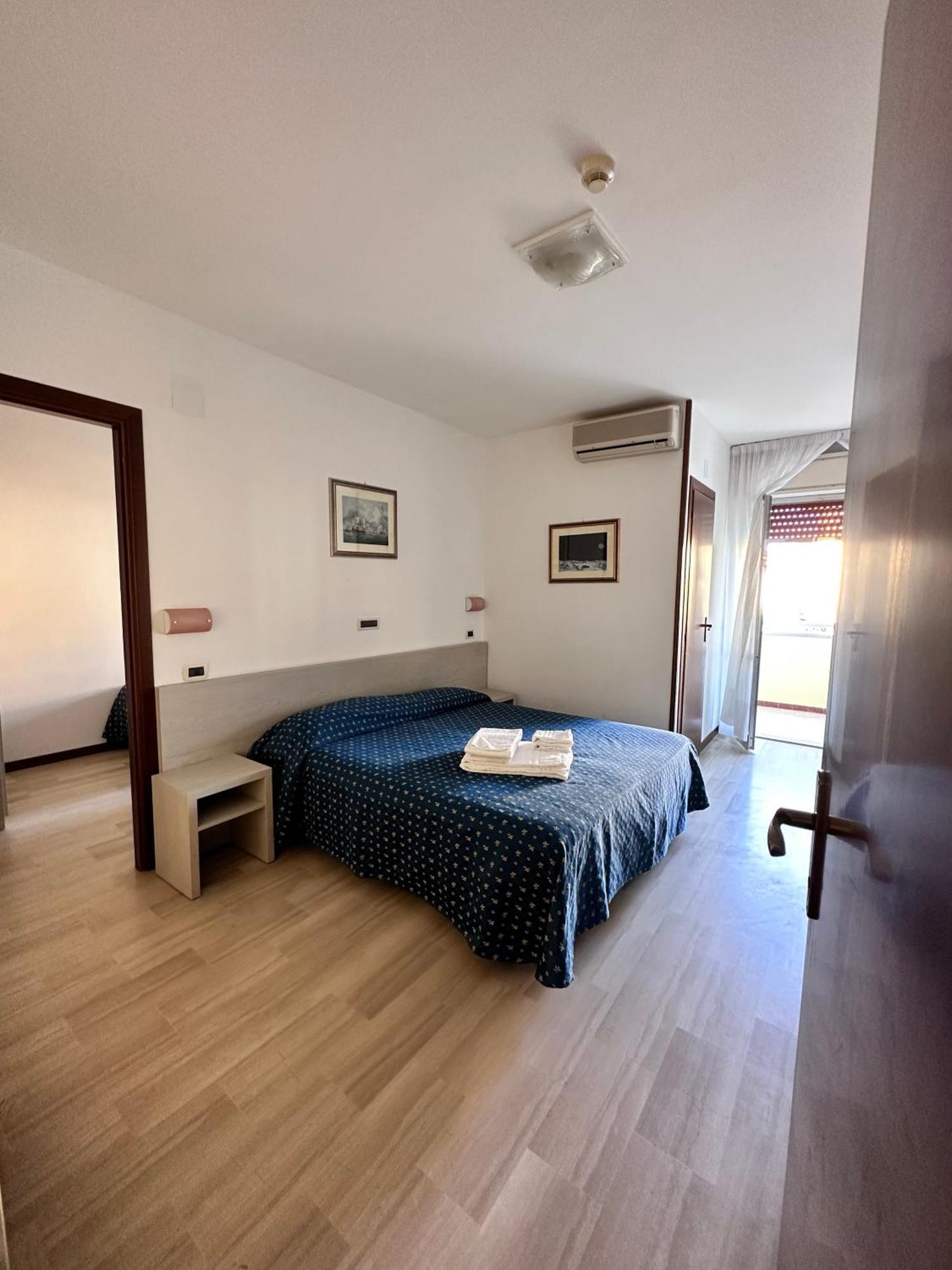 Hotel Holiday Martinsicuro Esterno foto
