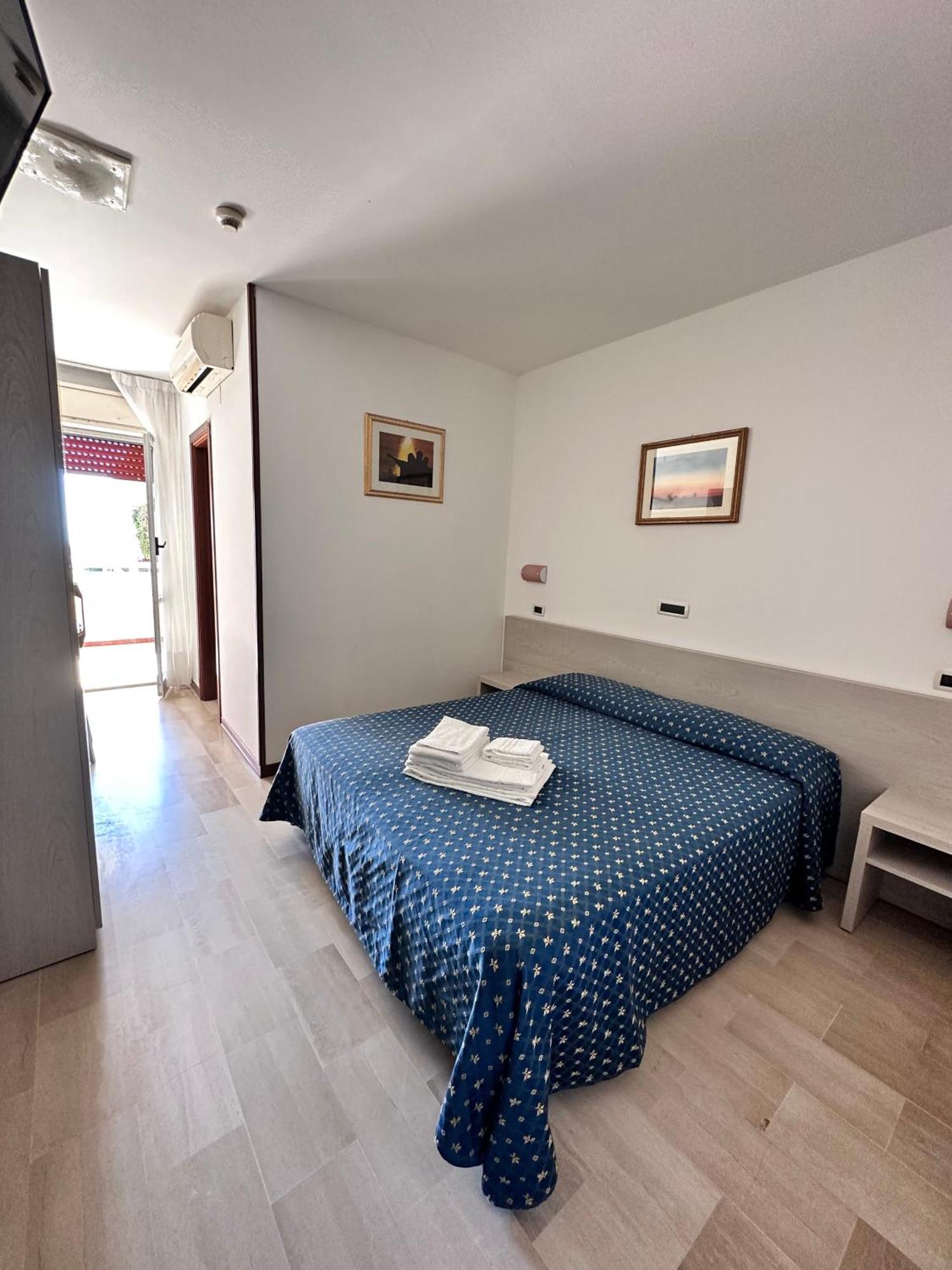 Hotel Holiday Martinsicuro Esterno foto