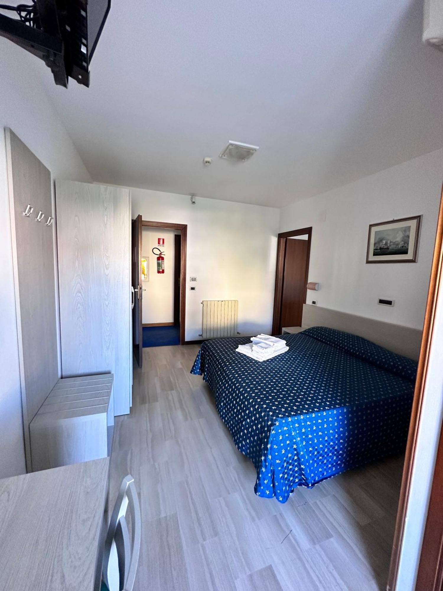 Hotel Holiday Martinsicuro Esterno foto